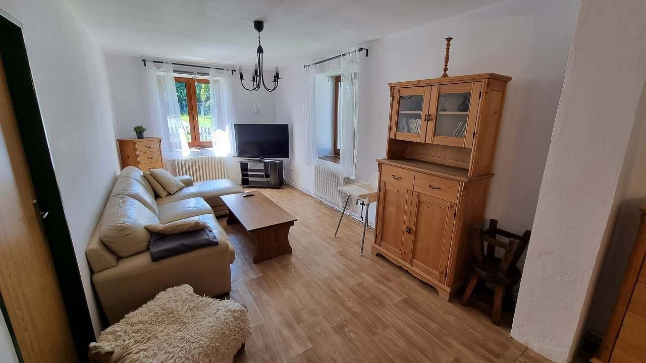 Druhá část obývacího pokoje s televizí